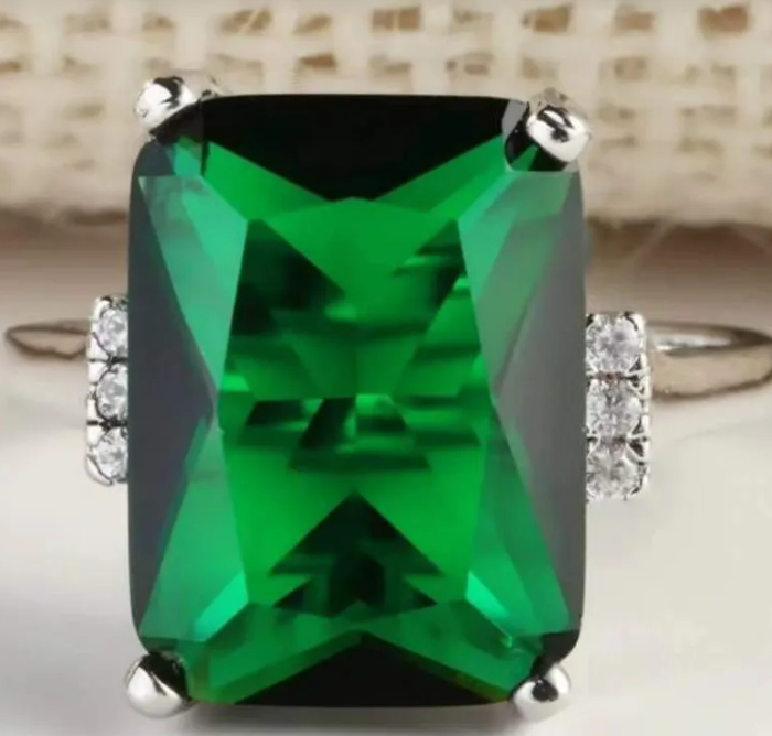 Prsten s krystalem obdélník - zelený vel.10