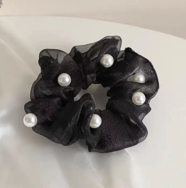Gumička scrunchie s perličkami - černá