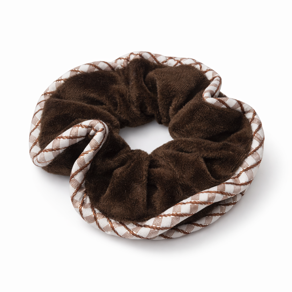 Gumička scrunchie hnědá s bilým okrajem a čtverečky
