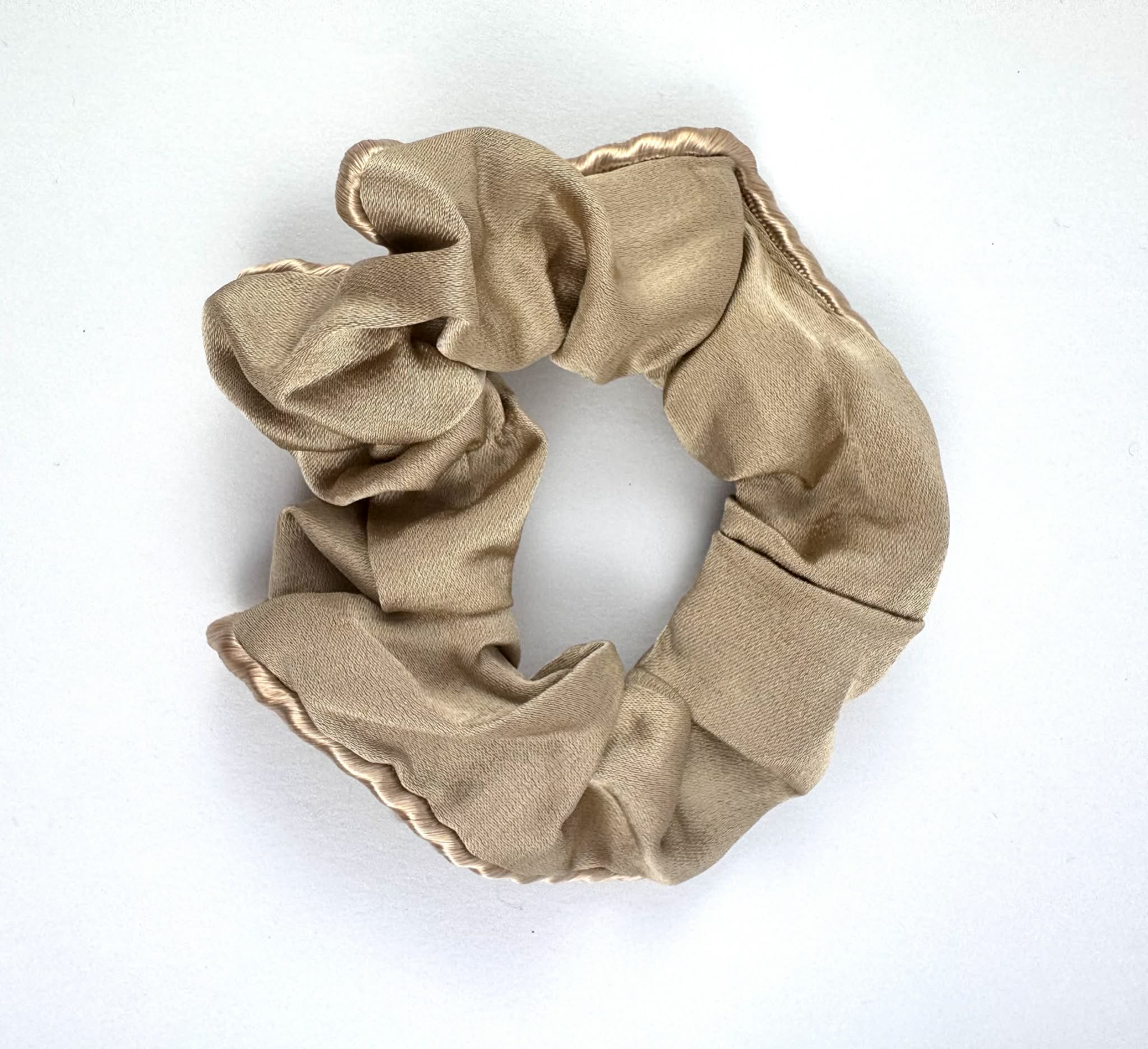 Gumička scrunchie - sv. hnědá