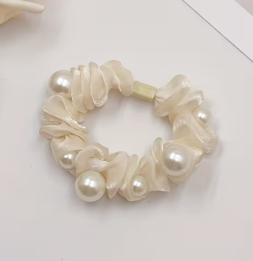 Gumička scrunchie s perličkami - bílá 