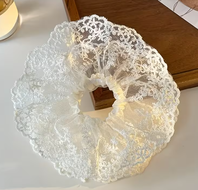 Gumička scrunchie krajková - smetanová 