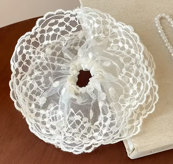 Gumička scrunchie krajková - smetanová 