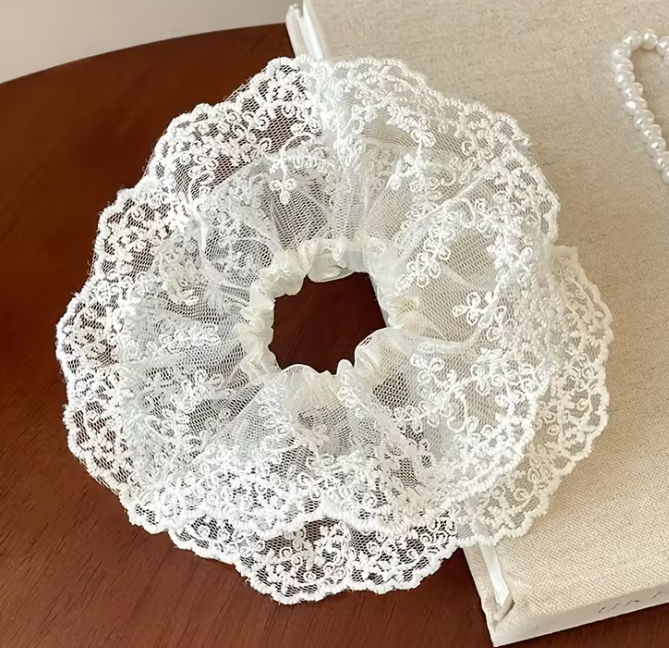 Gumička scrunchie krajková - smetanová 