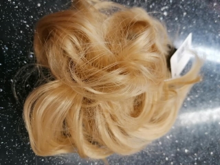 Gumička do vlasů s příčeskem - střední blond