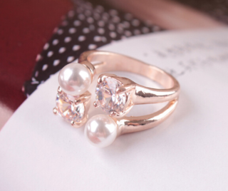 Prsten s dvěma krystaly a perličkami růžovězlatý