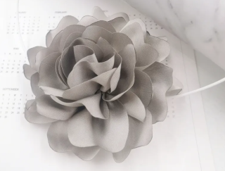 Náhrdelník květina - choker - šedý
