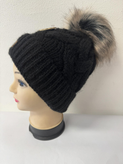 Černá zimní dámská čepice Woolk